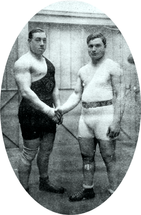 Charles Rigoulot (à gauche) serre la main d’Ernest Cadine (à droite) après leur match mémorable (1926).