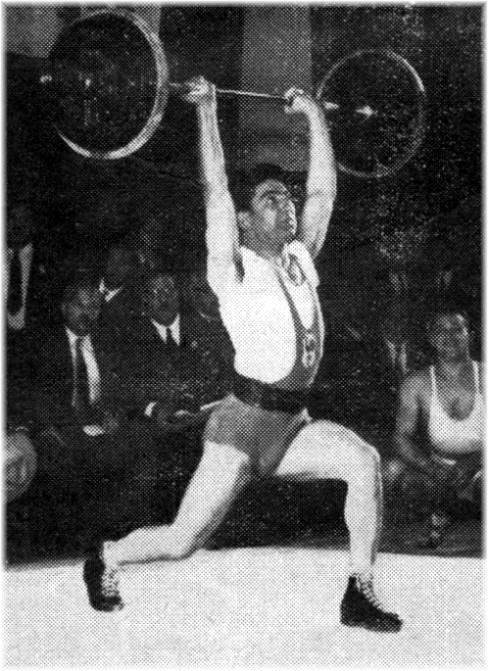 Max Héral (Poids Plume) au cours du Championnat du Monde d'haltérophilie en 1950